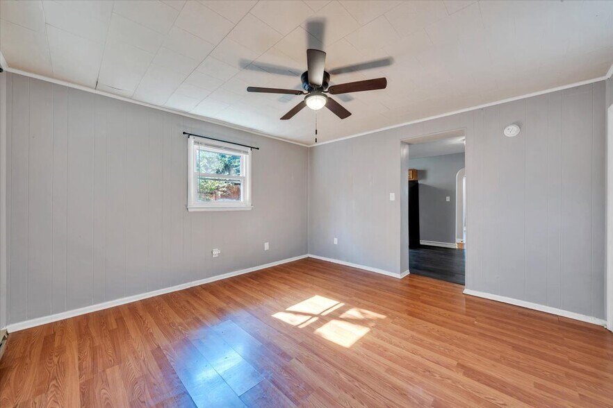 DEN W/ DESIGNER CEILING FAN! - 2413 Memorial Ave SW