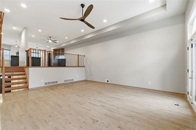 Building Photo - 709 Clyde St