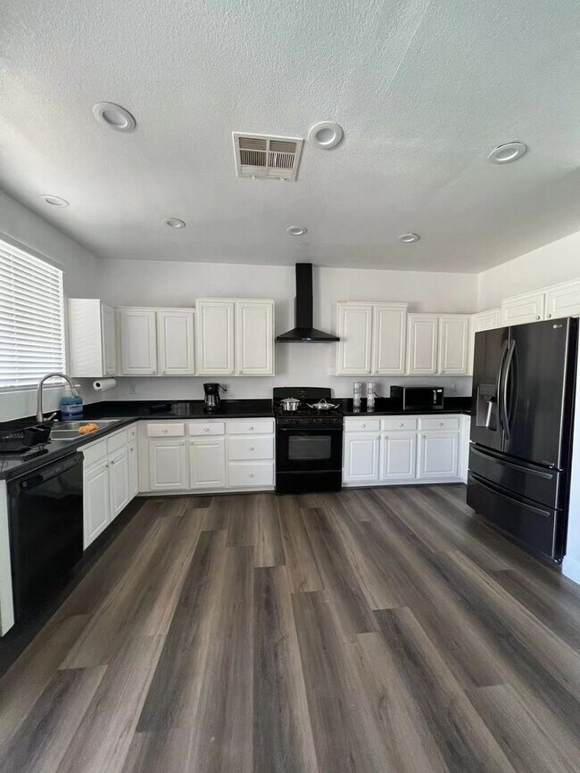 Building Photo - Beautiful 4 Bedroom 2 Bathroom Pool House in South West