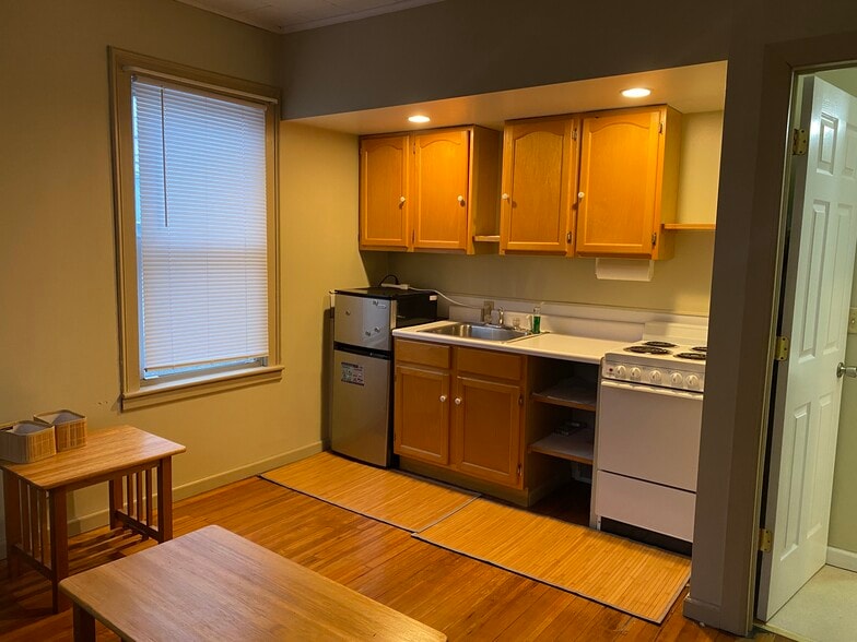 Primary Photo - 16 Seminary Ave