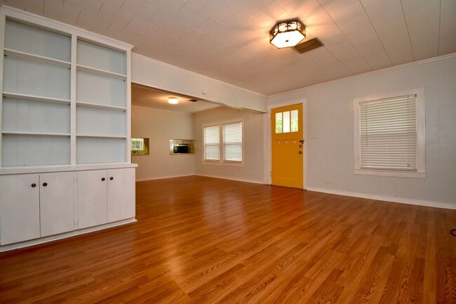 Building Photo - 3 Bed 2 Bath Home on Tech Drive