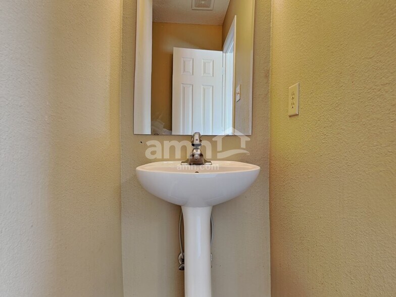 Building Photo - 6765 W Littleton Dr