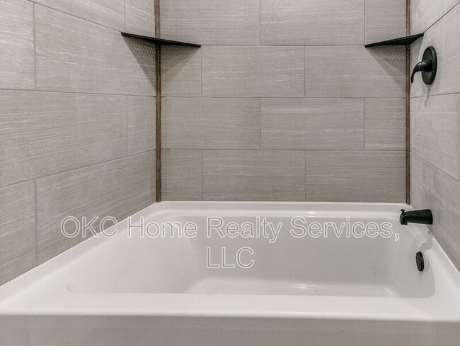 Building Photo - 1812 W Noble Ave