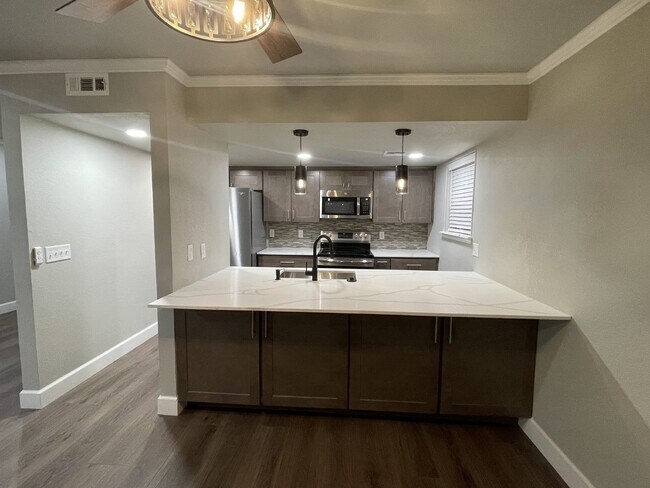 Building Photo - Modern 2 Bedroom Condo