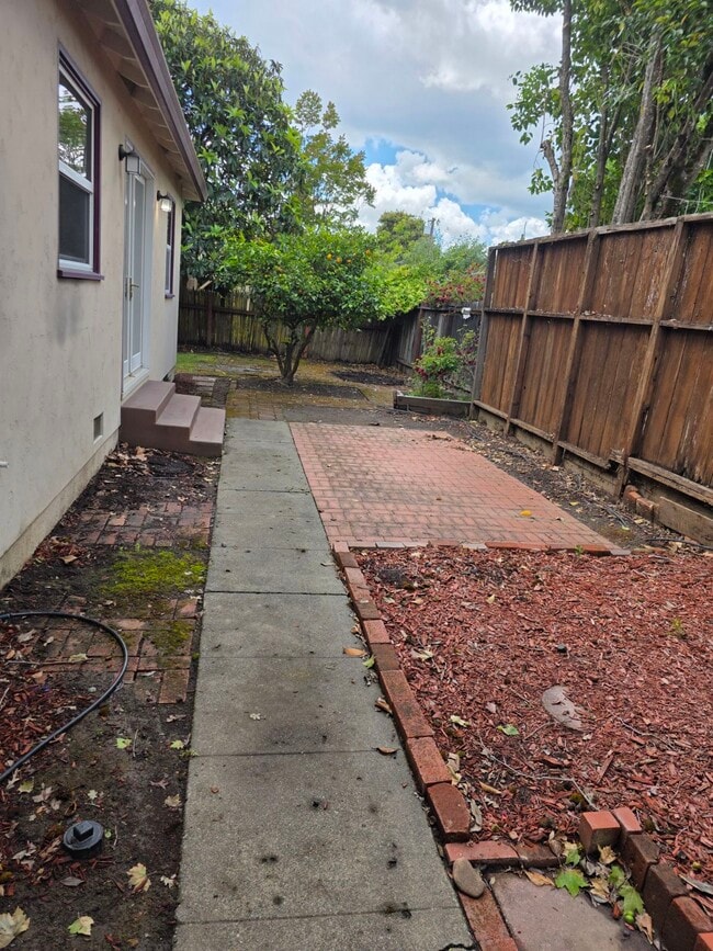 Building Photo - 1545 Brookside Dr