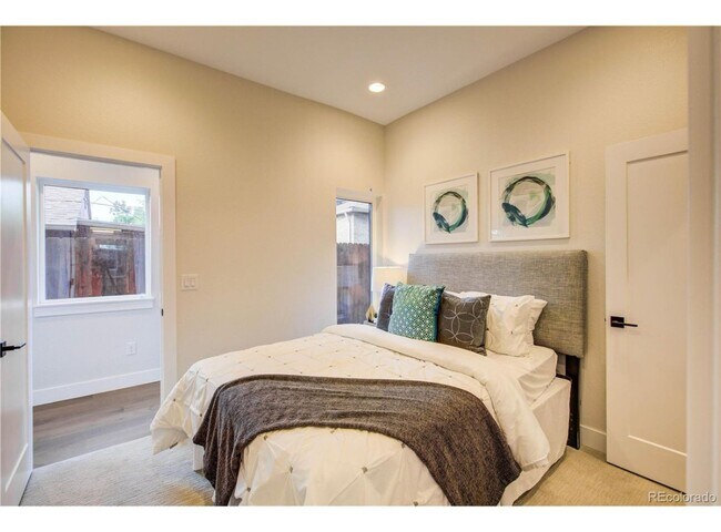 Building Photo - Unbelievable 2 Bed + Den Townhome - The Ul...