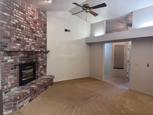 Building Photo - ADORABLE, adorable, ADORABLE!  3/2.5 Bath ...