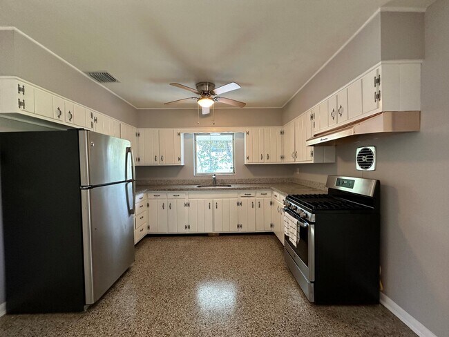 Building Photo - 415 49th St