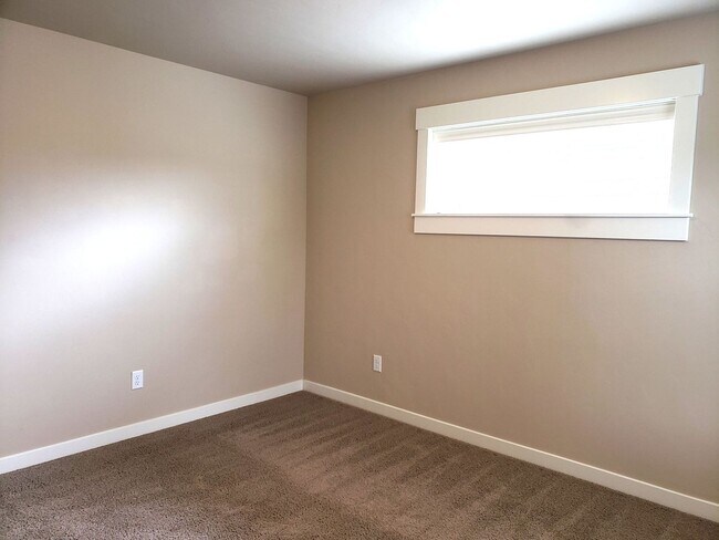 Building Photo - Modern 3-Bed in The Bridges with Community...