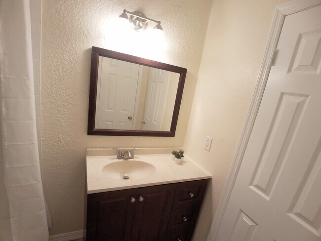 Building Photo - Beautiful  Remodeled First Floor 2/2 Condo...