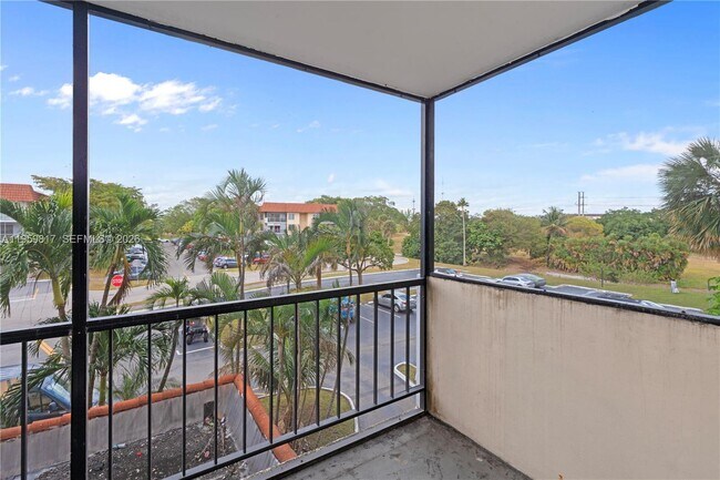 Building Photo - 4164 Inverrary Dr