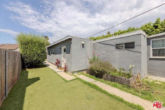 Building Photo - 837 Sunset Ave