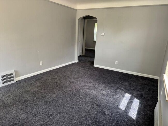Building Photo - Detached Garage- 2 bathrooms - Section 8 Accepted !