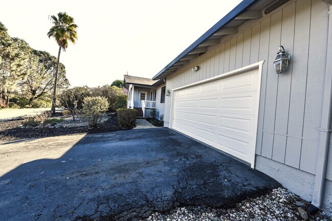 Building Photo - 2455 Knollwood Dr