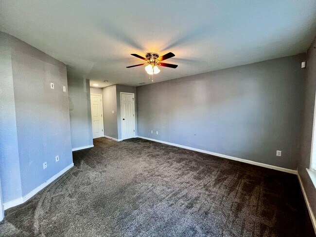 Building Photo - Tri-Level Condo – Pets Welcome, Washer & D...