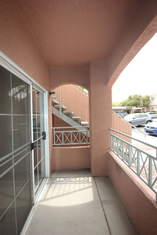 Building Photo - Amazing 2 BD 2 BA Condo in a Gated Community