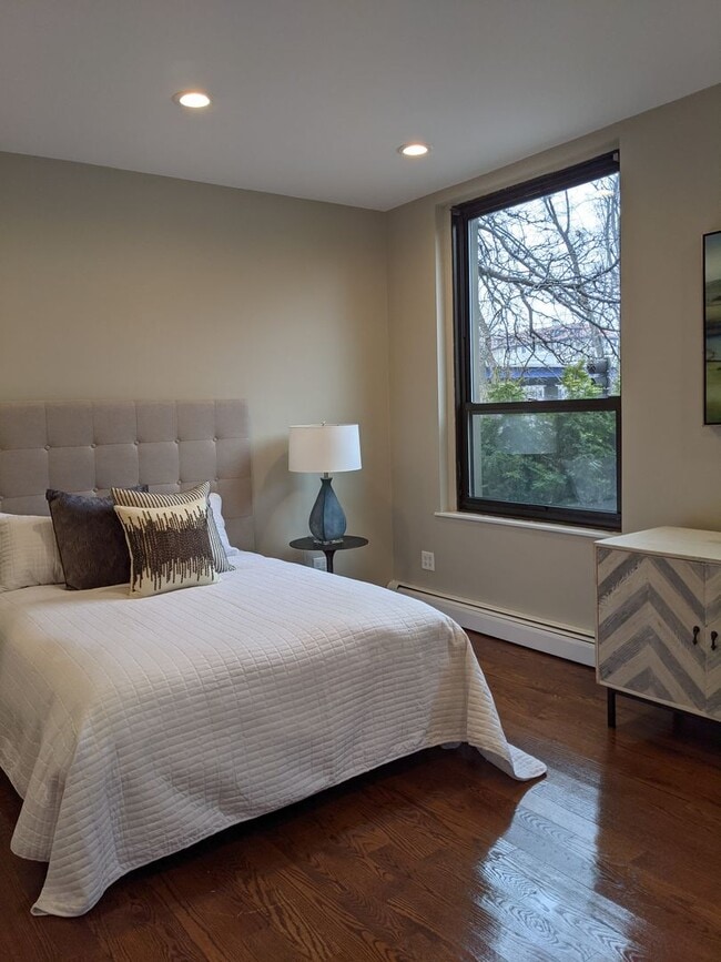 Building Photo - Kenmore Square recently renovated x-large 1 bedroom with parking for June 1!