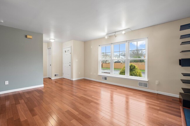 Building Photo - 13 Taconic St