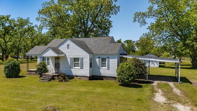 Building Photo - Convenient Hwy. 55 Location – Charming 2BR with Large Yard