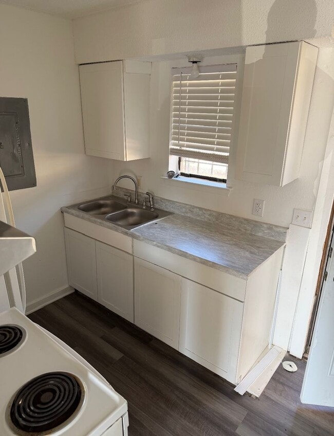 Building Photo - Newly Updated 2 Bed / 1 Bath Duplex