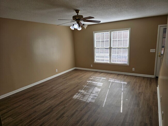 Building Photo - 2 bedroom 1.5 bath condo now available for rent in Dalton, Ga