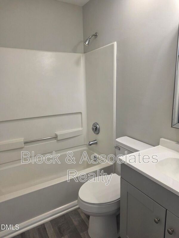 Building Photo - 1411 Collegiate Cir