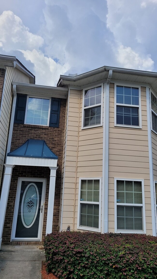 Building Photo - Move-in ready townhome in East Point/Colle...