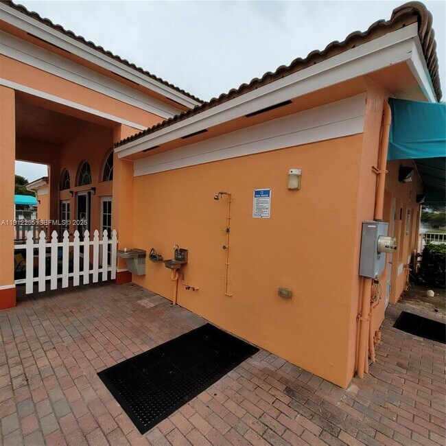 Building Photo - 1666 SE 27th Ct