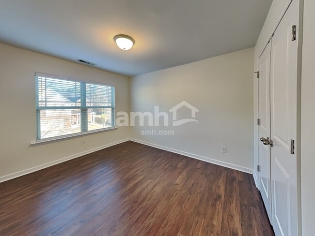 Building Photo - 1522 Balvaird Dr SE