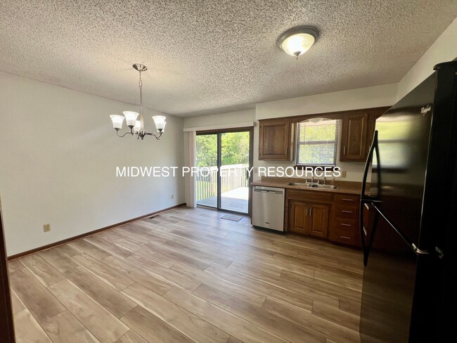 Building Photo - Freshly Updated 3 Bedroom Duplex