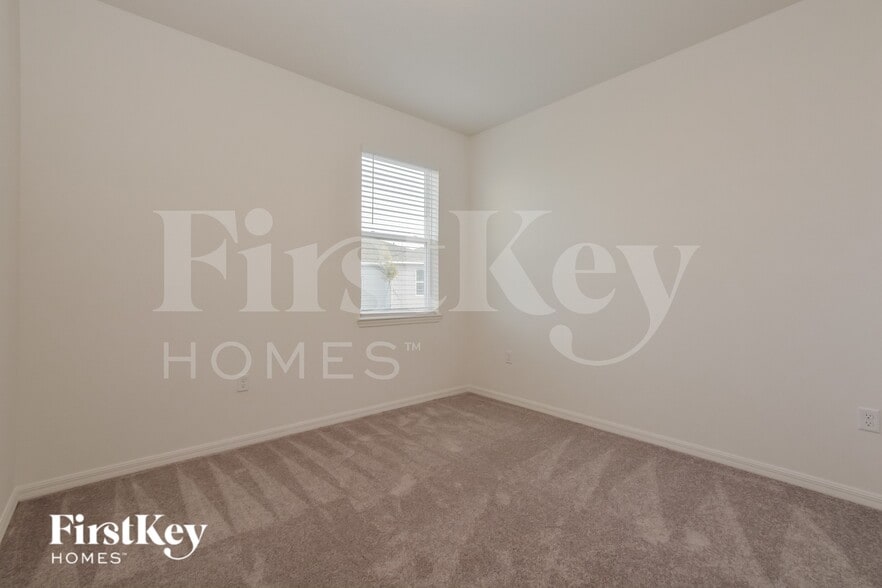 Building Photo - 1215 Ponca Rd