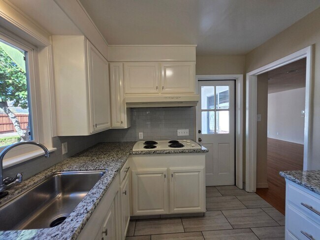 Building Photo - Home located in the heart of the college n...