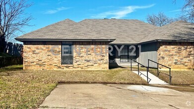 Building Photo - Nicely Updated 2/2 Duplex in North Richlan...