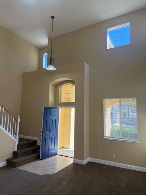 Building Photo - Tracy 3 Bedroom 2.5 Bathroom Home