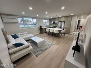 Building Photo - 1217 Ocean Ave N