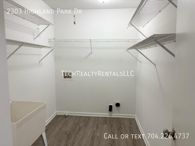 Building Photo - 2303 Highland Park Dr