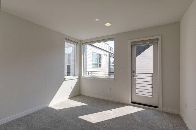Building Photo - Beautiful 2bd, 2ba Townhome Available in C...