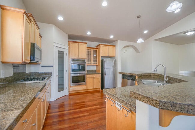 Building Photo - BEAUTIFUL VIEWS of MT. HOOD