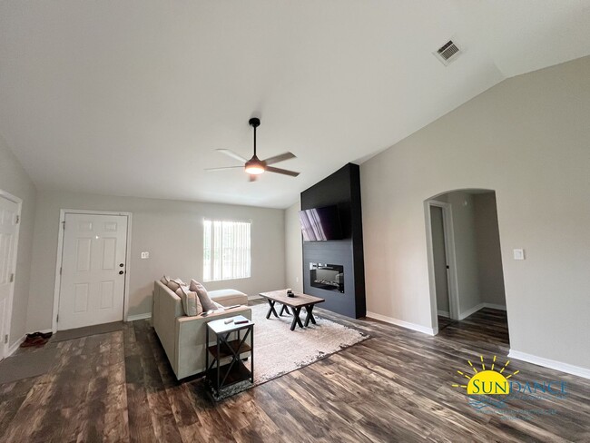 Building Photo - Charming 3-Bedroom Home in Ridge Crest Sub...