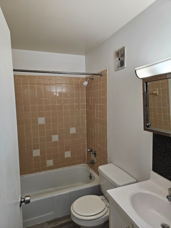 Building Photo - 575 Farmington Ave