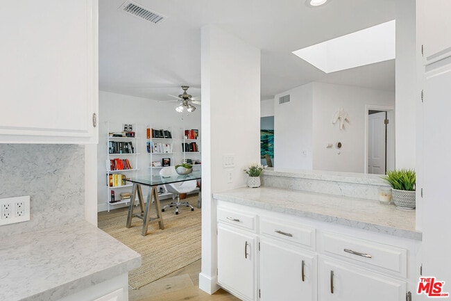 Building Photo - 6502 Dume Dr