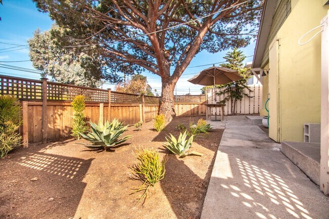 Building Photo - Updated Craftsman 2-Bed / 1-Bath W/ Private Yard/Storage/Washer/Dryer in South Park!