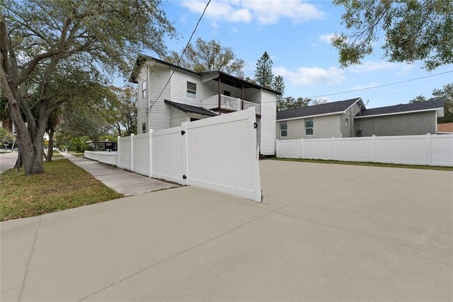 Building Photo - 680 25th Ave S