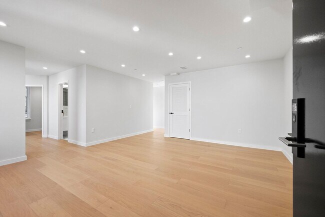 Building Photo - 693 Sutter St