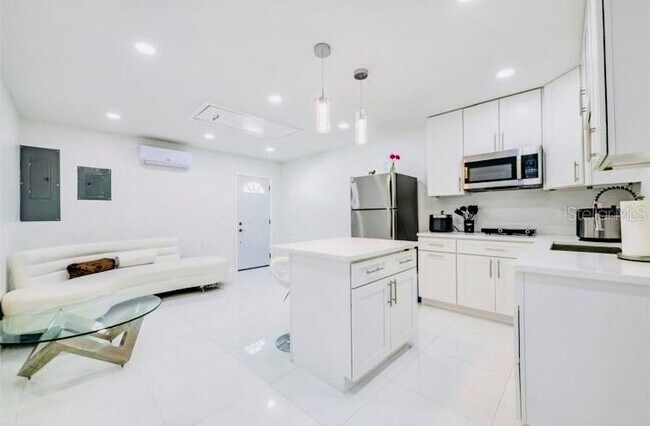 Building Photo - 16107 Pebblebrook Dr