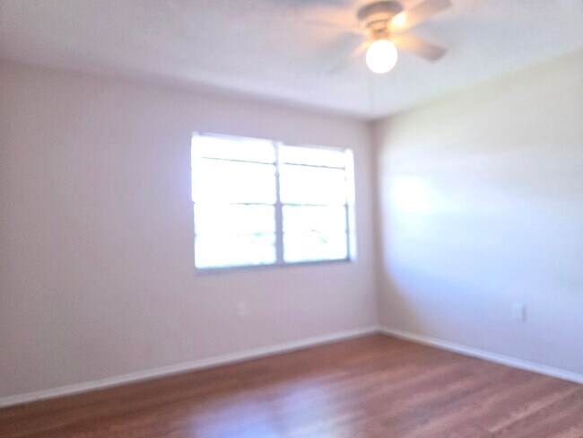 Building Photo - NEW PRICE / N Tamiami Trail / Townhouse
