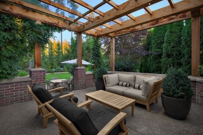 Building Photo - Spacious 4 Bedroom 2.75 Bath Luxury Sammam...