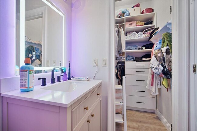 Building Photo - 1057 Island Pointe Dr