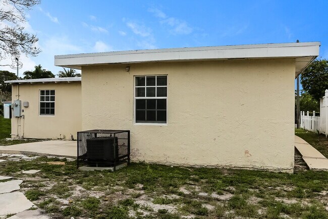 Building Photo - 1564 NW 3rd Way