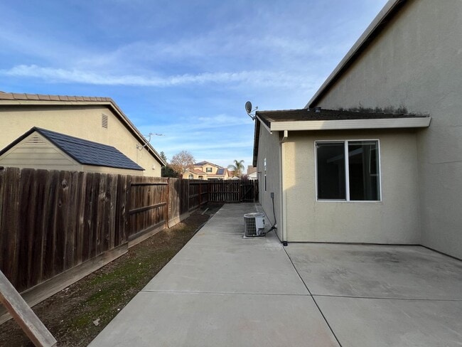 Building Photo - Large Two Story Crossroads Home!